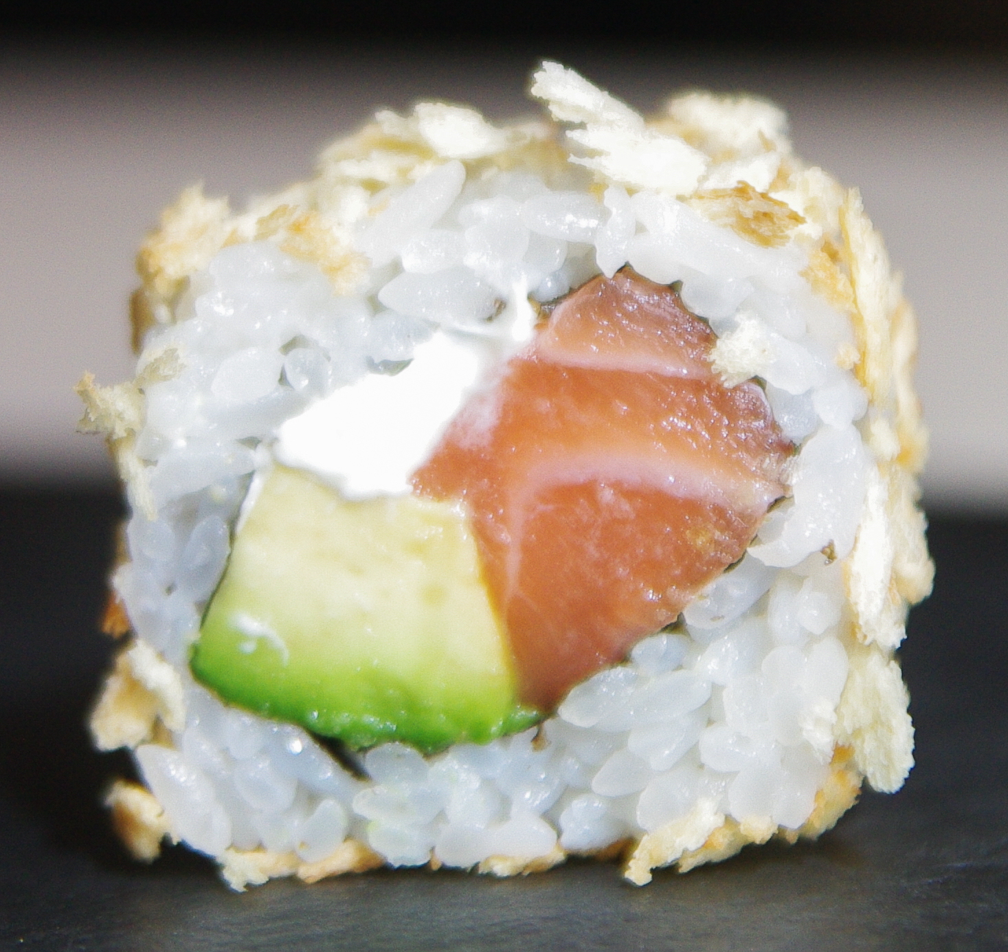 Lachs Tempura Roll